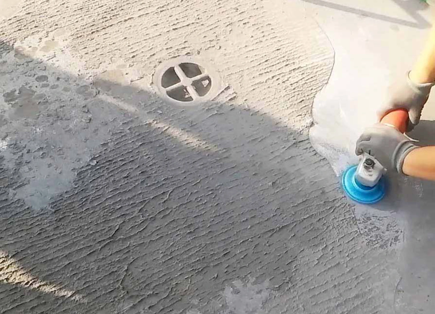 Werkzeug im Einsatz an einer Betonfläche