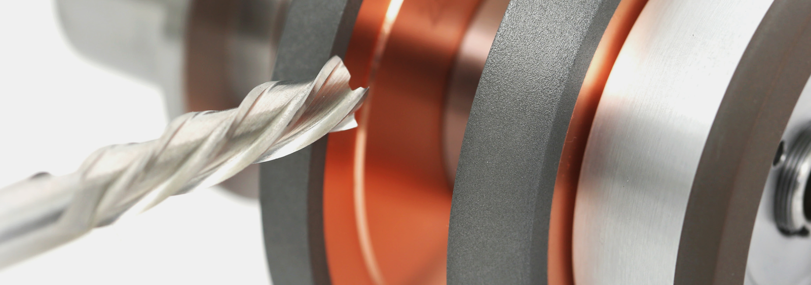 Flute grinding detail with porous hybrid bond.