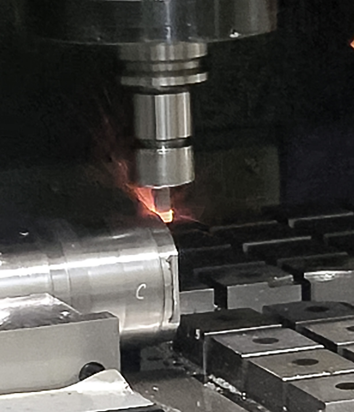 Keramik-Schaftfräser bei der Bauteilbearbeitung.