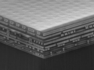 Mehrlagiger Wafer: mikroskopischer Querschnitt.