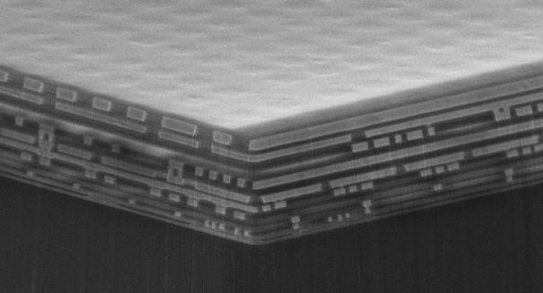 Mehrlagiger Wafer: mikroskopischer Querschnitt.