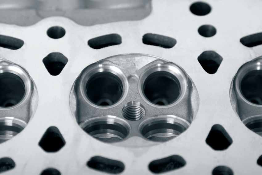 Ausdrehen: Stahl- und Hartmetallkörper: Bauteil- und Bearbeitungsansicht.