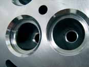 Aluminium-Zylinderkopf: Ventil- und Planflächen: Bauteil- und Bearbeitungsansicht.