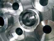 Aluminium-Zylinderkopf: Bohrungen und Unterseite: Bauteil- und Bearbeitungsansicht.