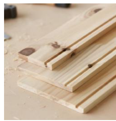 Bearbeitung einer Holzwerkstoffplatte.