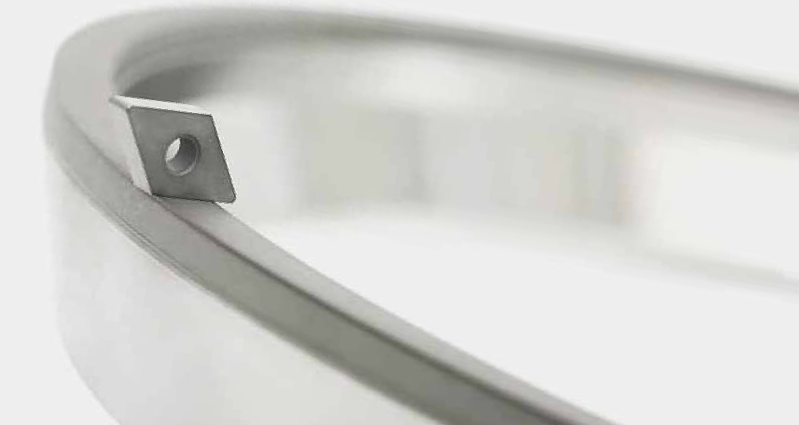 Cutting insert during peripheral grinding