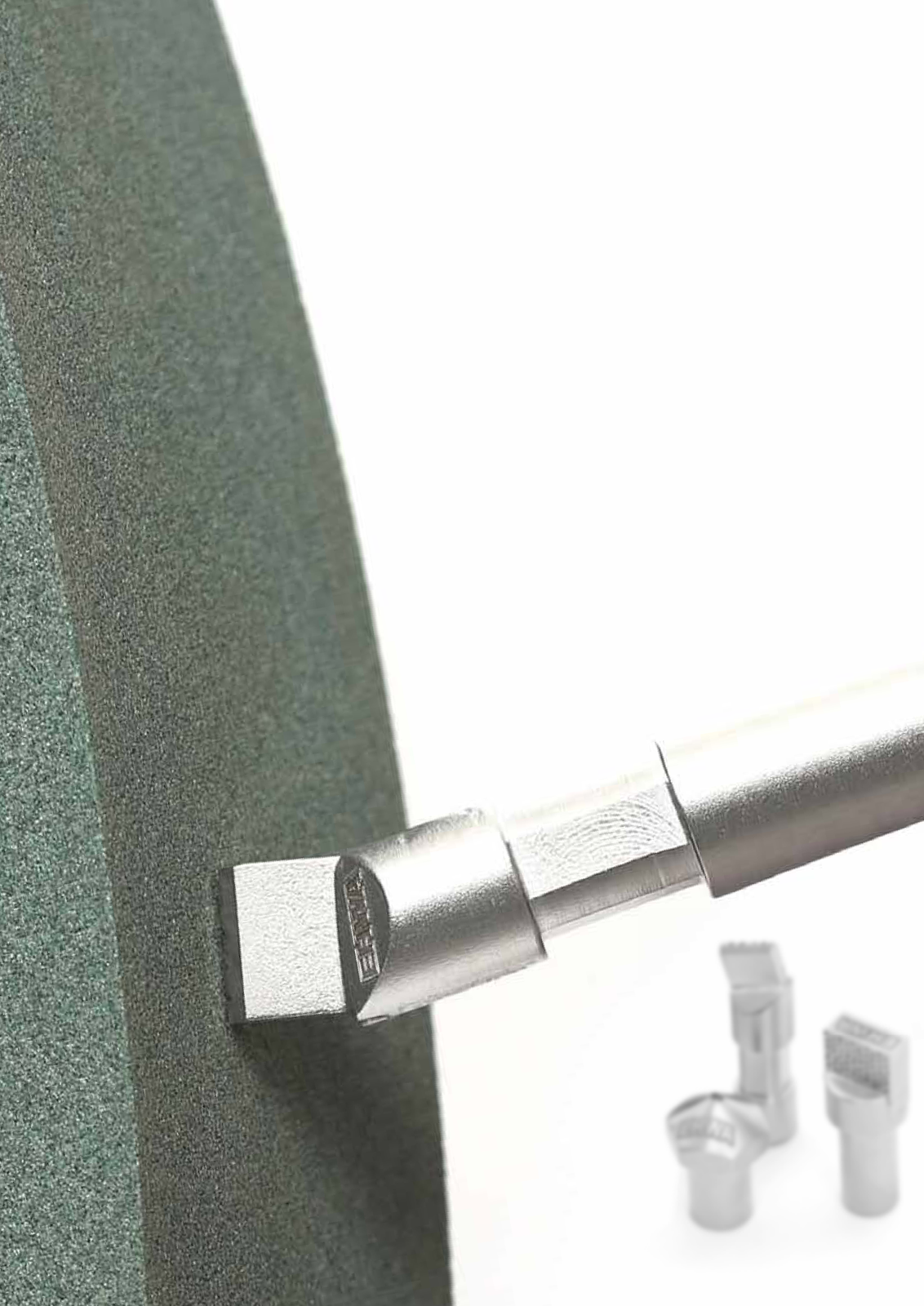 Stationary diamond dressing: dresser and grinding wheel
